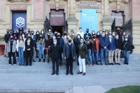 Foto de familia de los participantes del VI Congreso de Investigadores Noveles, en la fachada principal del Rectorado de la UCO. 