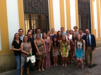 Foto de familia de autoridades acadmicas y  alumnado del curso