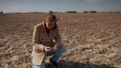 La investigadora de la Universidad de Wageningen Violette Geissen en el campo de estudio