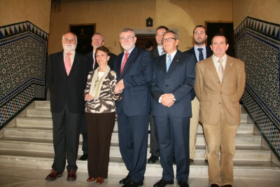 El rector con los galardonados y directivos de los colegios