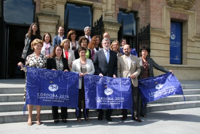 Autoridades en la puerta del Rectorado apoyando la candidatura de Crdoba 2016