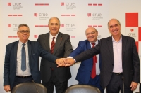 de izquierda a derecha: el presidente del Grupo de Trabajo de Audiovisuales de Crue Universidades Espaolas, Miquel Francs; el presidente de Crue Universidades Espaolas, Roberto Fernndez; el secretario general de Universidades del Ministerio de Ciencia, Innovacin y Universidades, Jos Manuel Pingarrn; y Javier Gonzlez, productor ejecutivo del programa La Aventura del Saber, de La 2 de TVE.