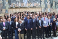 Autoridades y estudiantes a la entrada del Saln Juan XXIII, antes de la inauguracin del Congreso