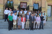 Foto de familia de autoridades acadmicas, alumnos premiados y directores de centros. 