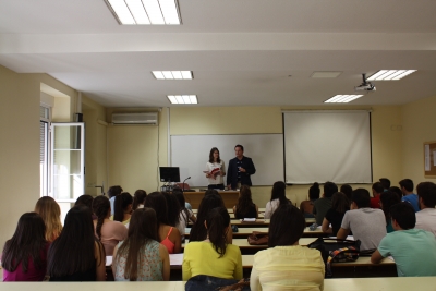 Una lectora procedente de Seton Hill participa en una clase de ingls en la Facultad de Derecho y Ciencias Econmicas y Empresariales